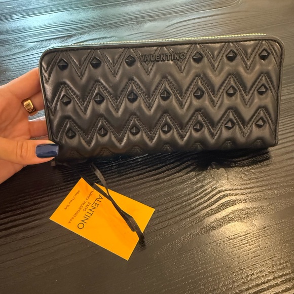 VALENTINO by MARIO
VALENTINO Leonardo Zip
- Around Black Studded
Leather Wallet - Picture 1 of 7